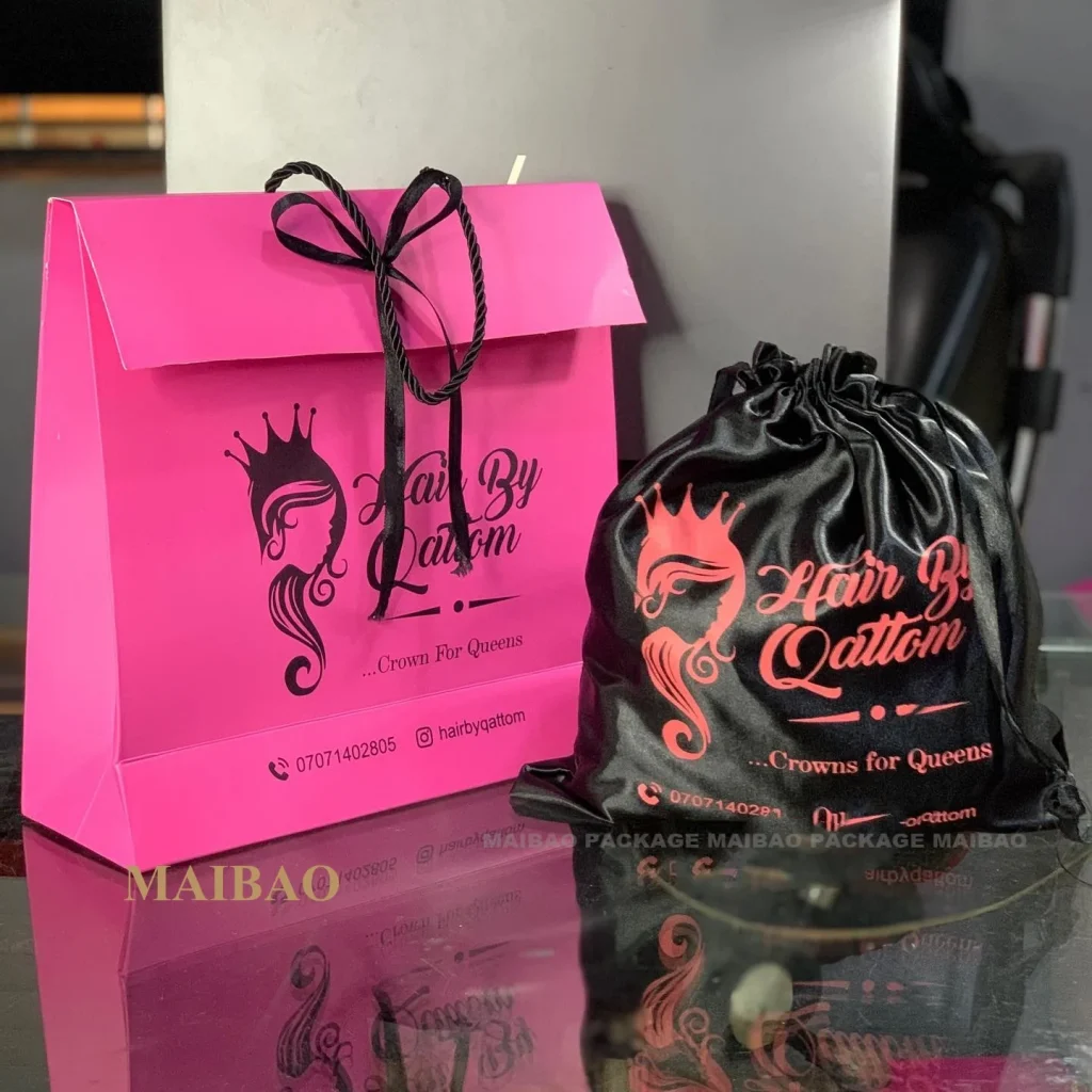 Оптовая продажа напечатанного на заказ логотипа Роскошный белый бумажный пакет Розничный бутик Подарочные бумажные пакеты с вашим собственным логотипом