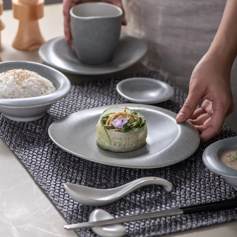 Глянцевые керамогранитные тарелки и блюда с треугольными камнями серой цветной глазури в деревенском стиле