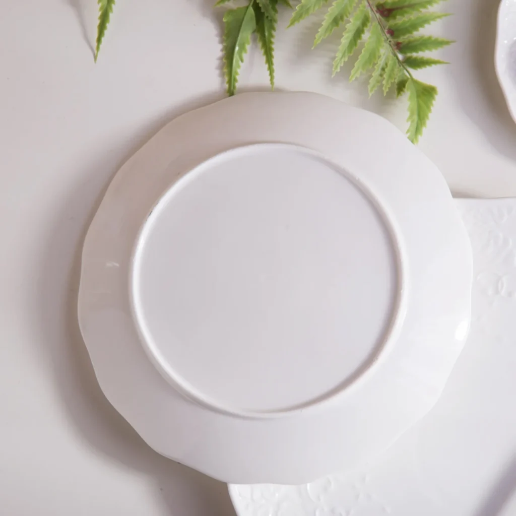 Роскошные белые фарфоровые тарелки с уникальными узорами, идеально подходящие для гостиничной или свадебной посуды.