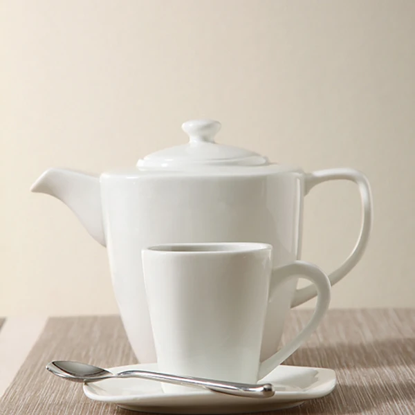 Ресторан и отель использовали белую керамическую квадратную чашку для эспрессо для кофе с блюдцем