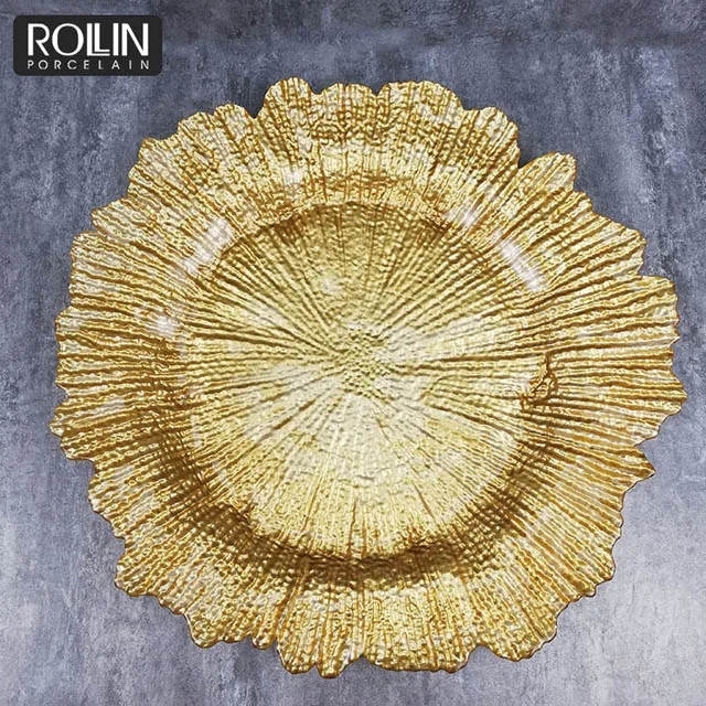 Свадебный банкет, украшение стола в ресторане, золотой заряд под тарелкой