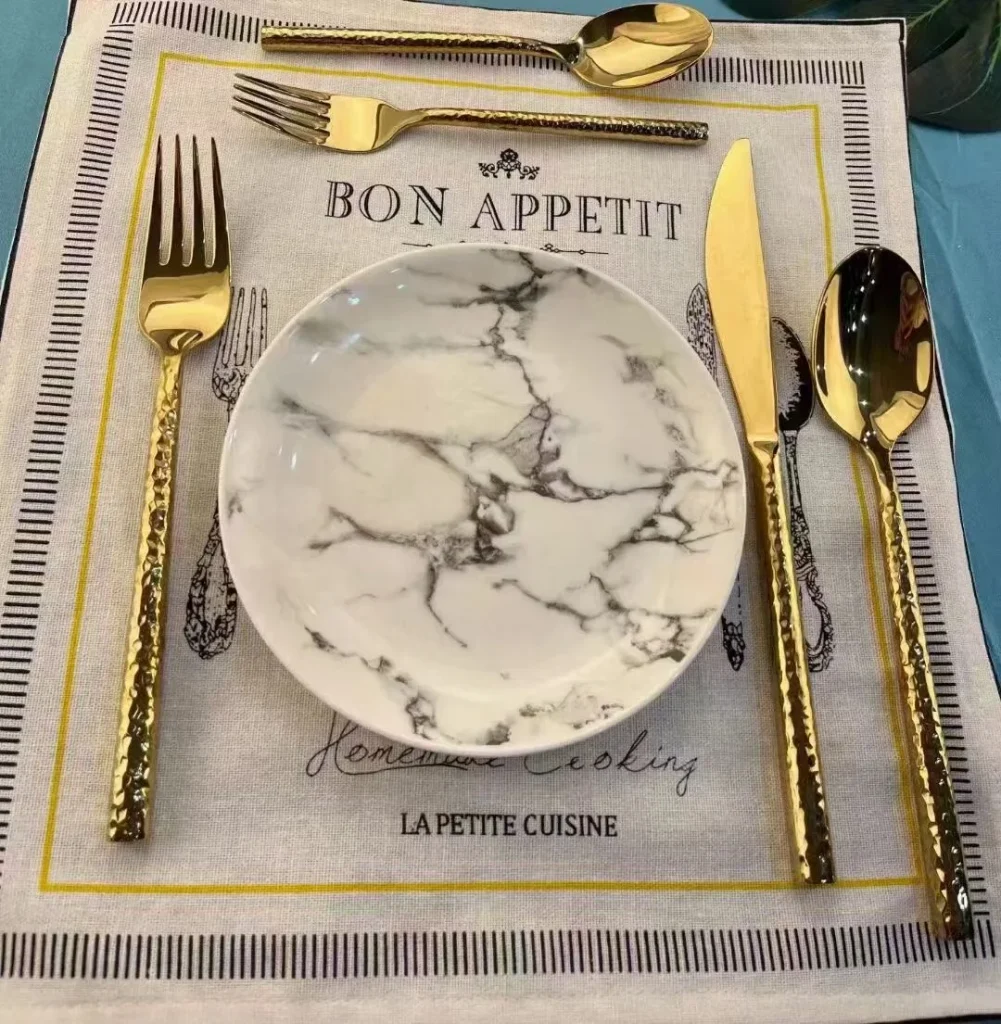 Роскошный набор столовых приборов из нержавеющей стали золотого и серебряного цвета. Услуги общественного питания. Набор столовых приборов для отеля. Золотая ложка из нержавеющей стали. Свадебные столовые приборы.