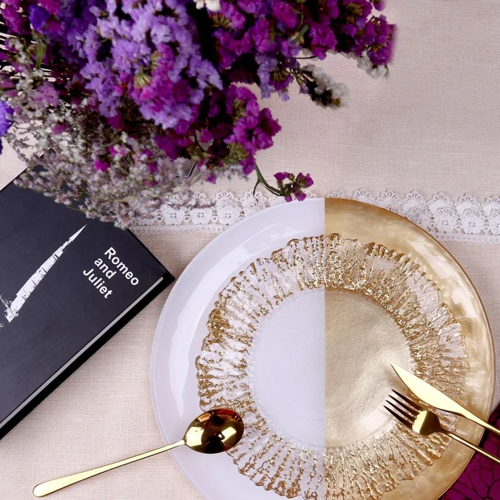 12-дюймовая стеклянная зарядная пластина с акцентом из черного золота для особых мероприятий и ресторанов