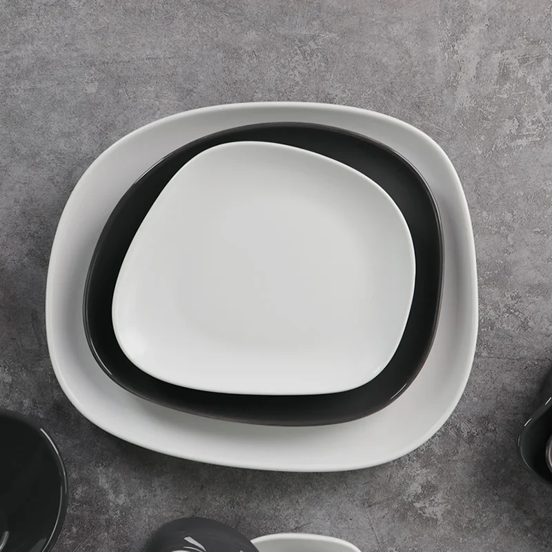 Производители керамического фарфора Чаочжоу Черно-белый Ike Современная ресторанная посуда Керамические тарелки для ресторана