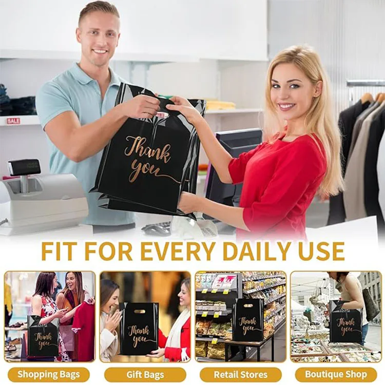 Пластиковые пакеты с принтом d на заказ. Черная пластиковая косметичка с логотипом. Пластиковая упаковка для благодарственных товаров с ручкой.