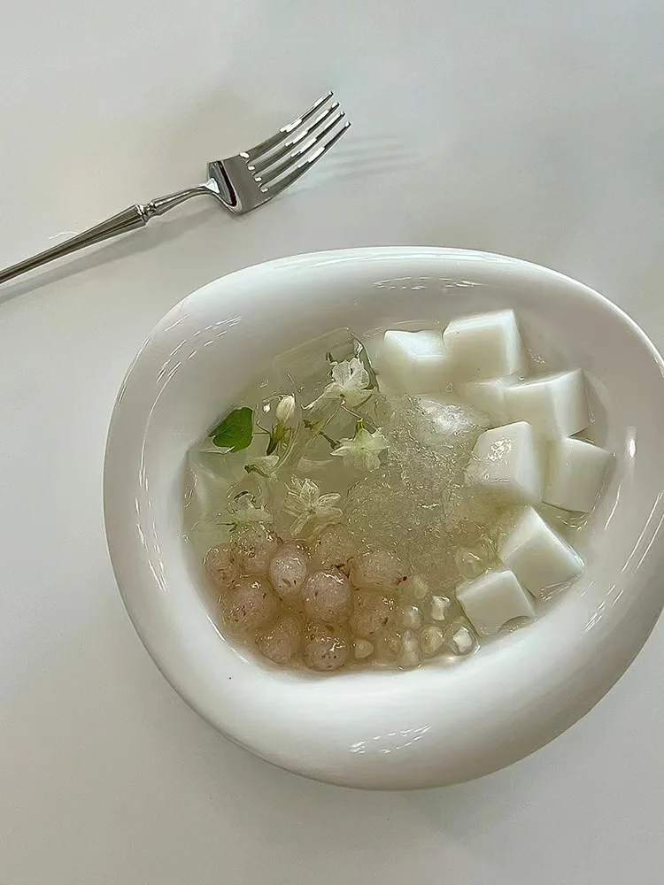 Eco-Friendly Ceramic Salad Bowl Unique Irregular Design for Restaurant Hotel Party Decorative Porcelain White Bowls