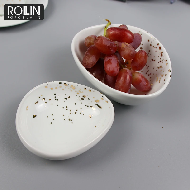 Фарфоровые тарелки уникальной формы. Посуда. Обеденные тарелки. Необычные тарелки.