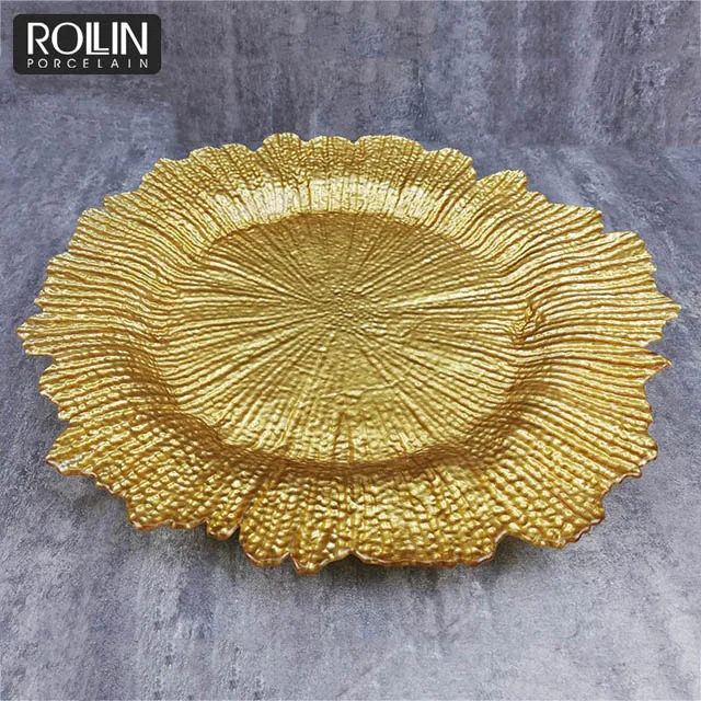 Свадебный банкет, украшение стола в ресторане, золотой заряд под тарелкой