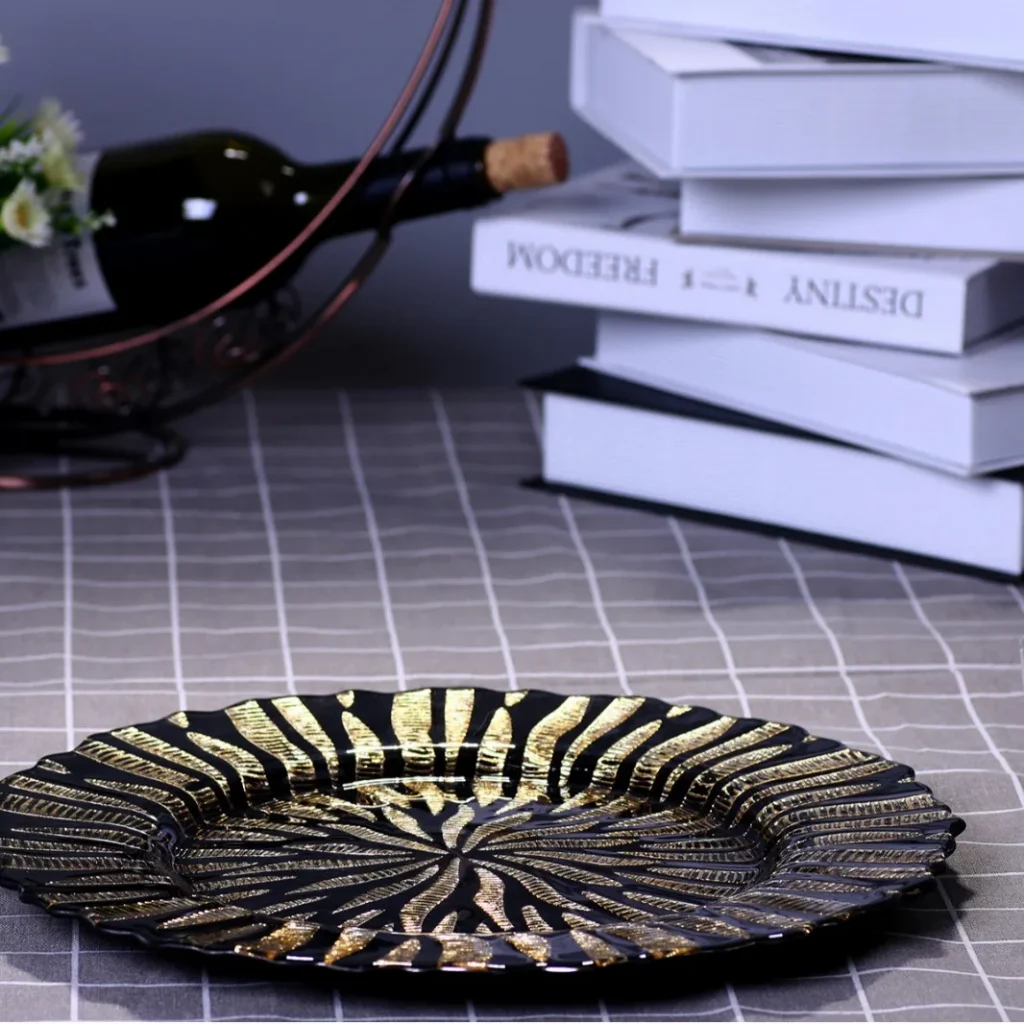 Изготовленные на заказ 12-дюймовые черные стеклянные зарядные пластины с роскошной посудой из сусального золота для свадеб