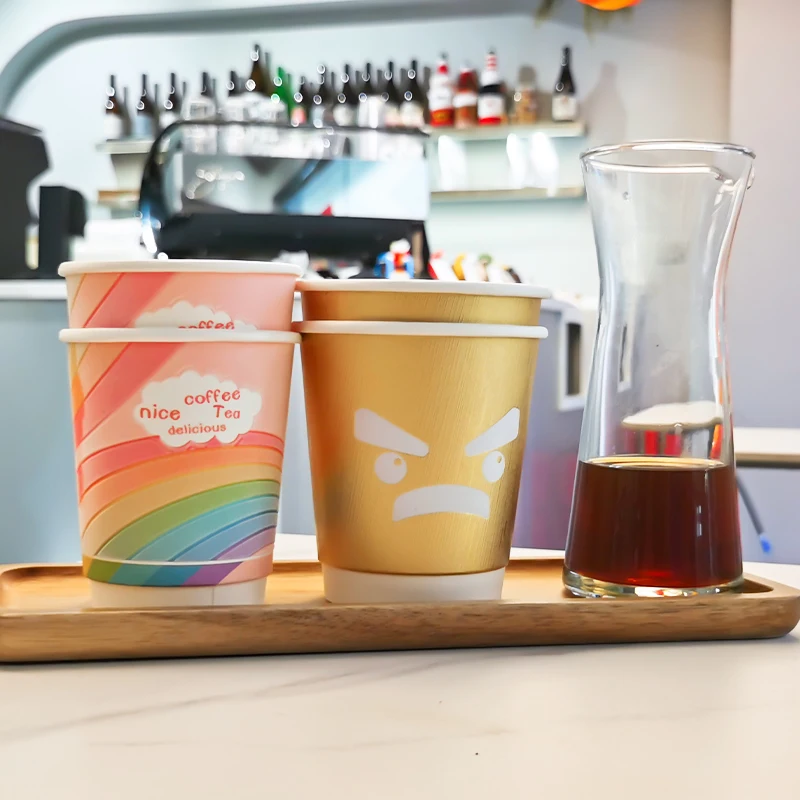 Поставщик упаковки из Гуанчжоу. 3d тисненный бумажный стаканчик с крышкой. Изготовленный на заказ герметичный противоошпаривающий горячий напиток. Кофе, чай. Одноразовый бумажный стаканчик.