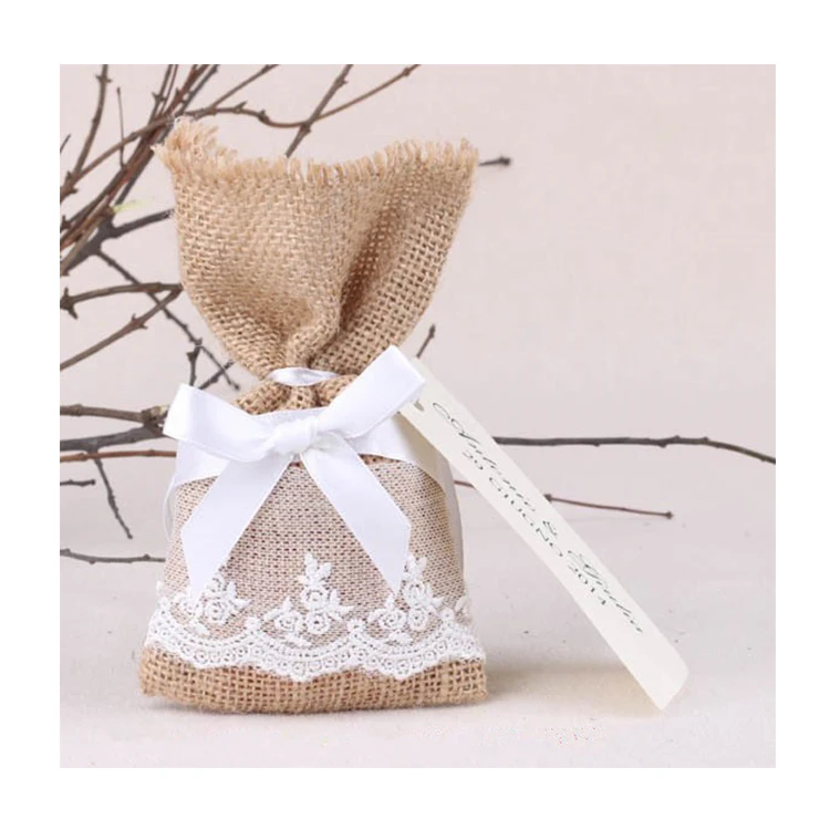 Оптовая продажа, индивидуальные маленькие мешочки на шнурке, джутовые свадебные сувениры, сувенирные мешочки для конфет, кружевная сумка из мешковины
