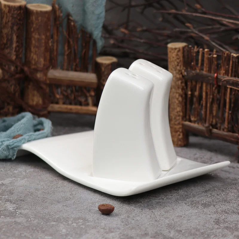 Фарфоровая керамическая солонка и перечница White Hotel