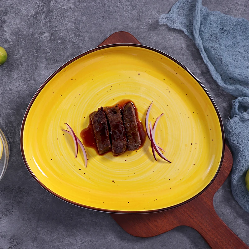 Скандинавские керамические тарелки для мероприятий по индивидуальному заказу, желтые нерегулярные тарелки для шведского стола, 12 дюймов, оптовая продажа тарелок для вечеринок для ресторана