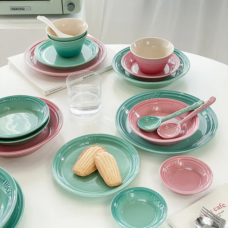 Изготовленный на заказ набор столовой посуды розового и мятно-зеленого цвета с фарфоровыми тарелками для свадьбы и мероприятий оптом