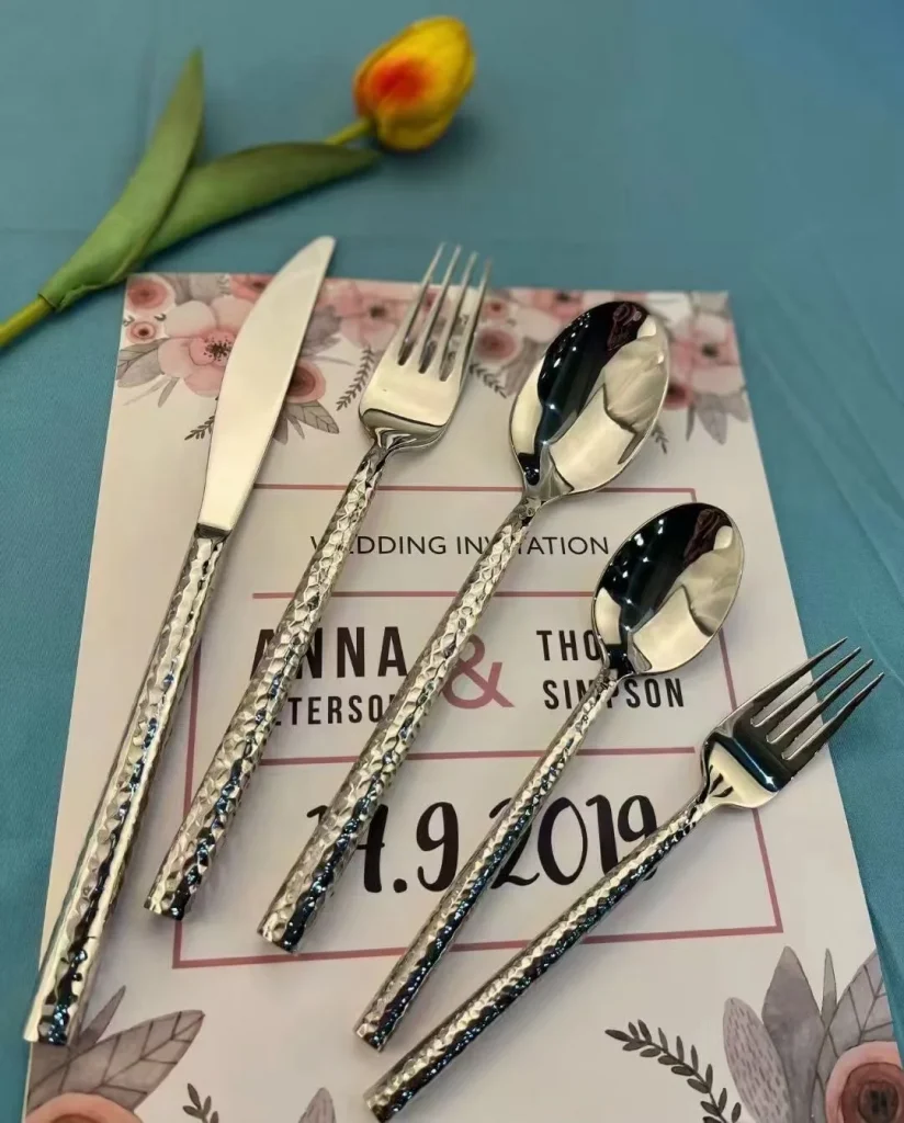 Роскошный набор столовых приборов из нержавеющей стали золотого и серебряного цвета. Услуги общественного питания. Набор столовых приборов для отеля. Золотая ложка из нержавеющей стали. Свадебные столовые приборы.