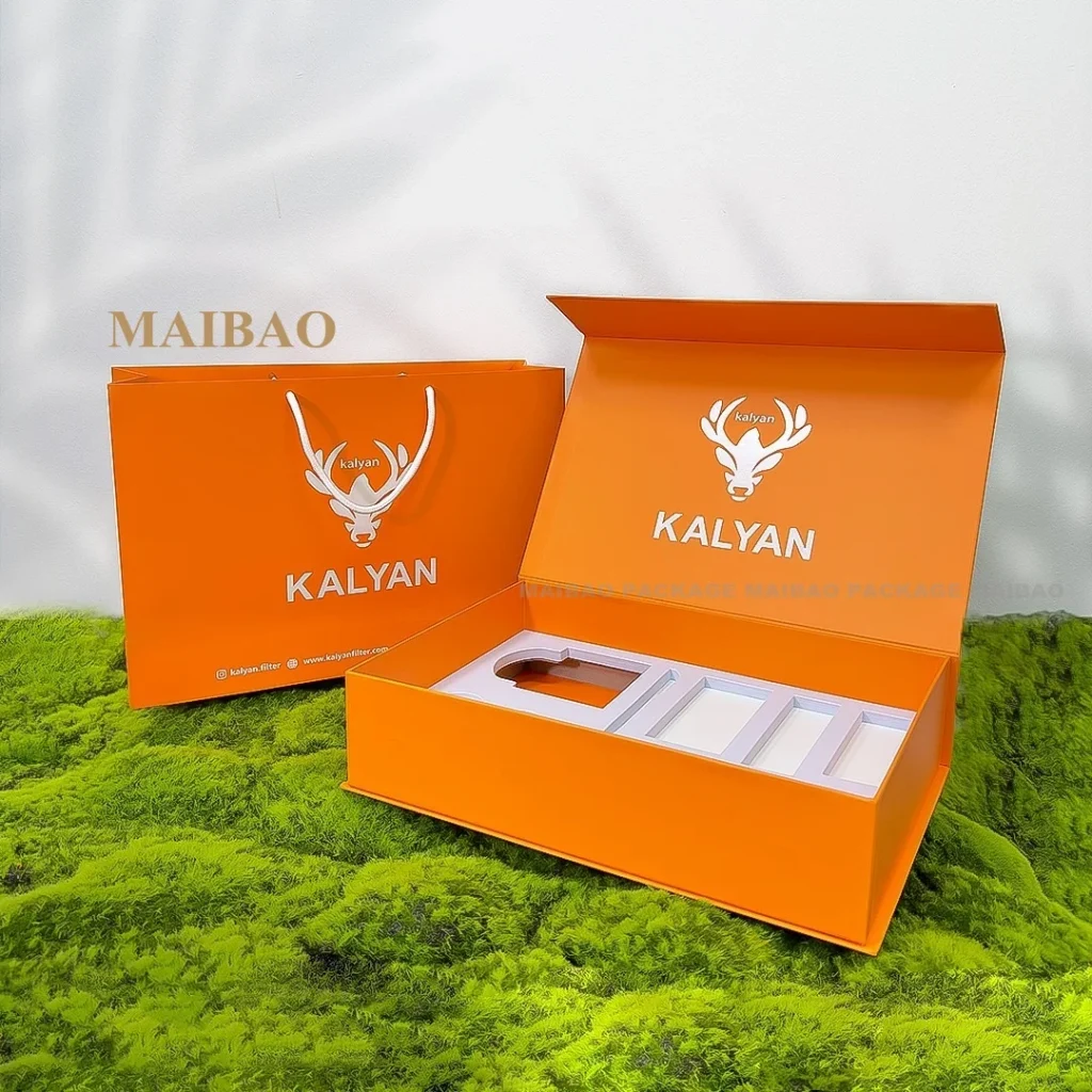 Изготовленный на заказ размер логотипа, цветная большая почтовая коробка из переработанной гофрированной бумаги с пластиковой ручкой-вставкой для упаковки комплекта компакт-дисков и DVD