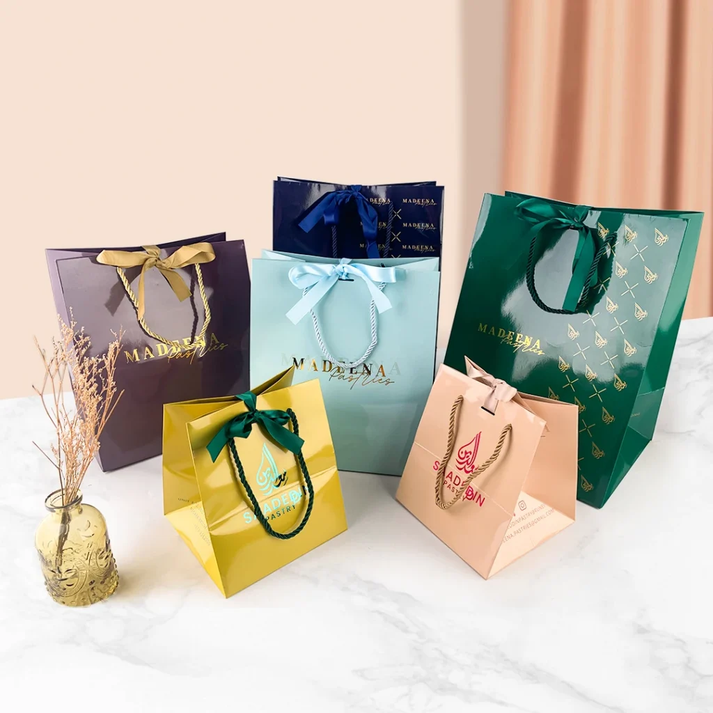 Оптовая продажа одежды, парфюмерии, упаковки, ювелирных изделий, подарков, покупок, бумажный пакет, индивидуальный логотип, роскошные черные современные высечки, уникальные бумажные пакеты