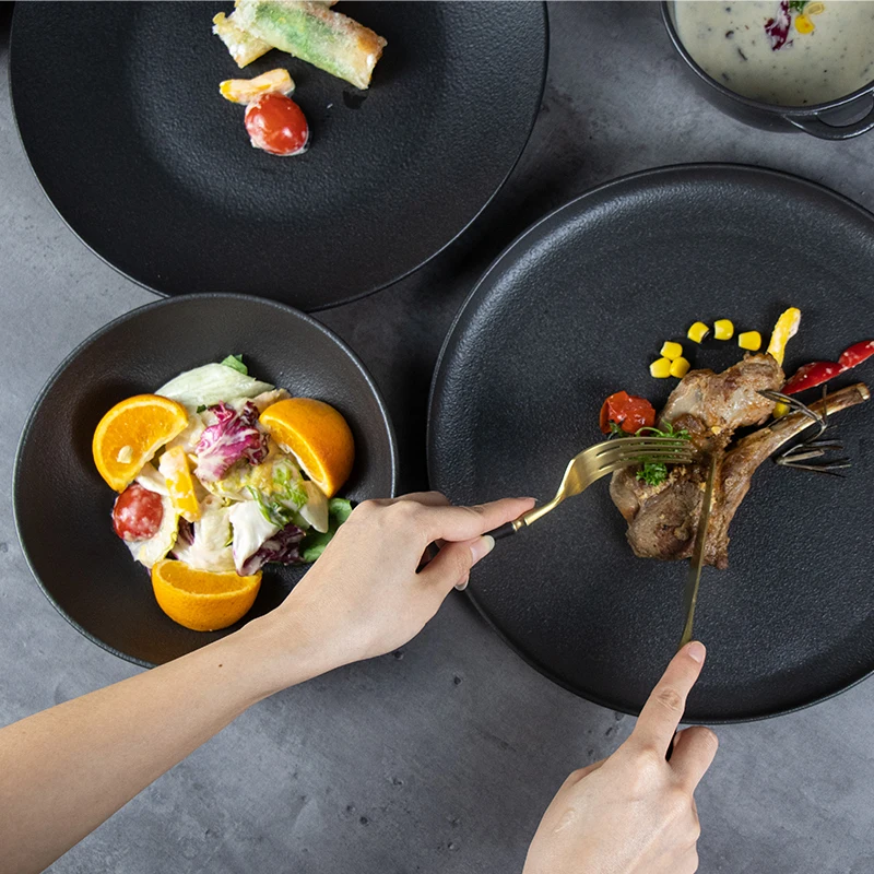 Матовая круглая черная фарфоровая посуда для стейка Черная матовая посуда Керамическая посуда Обеденные тарелки для отеля