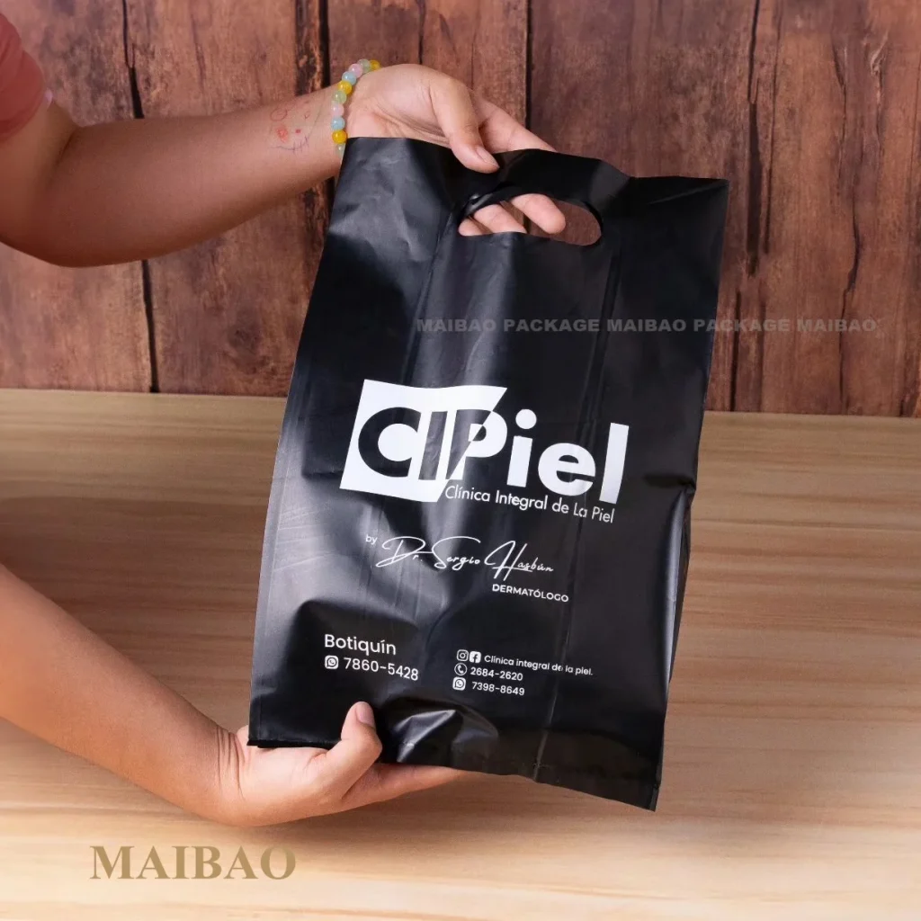 Экологичная биоразлагаемая розничная упаковка для одежды PLA D2W с принтом на заказ розовая фиолетовая пластиковая сумка с вырезанной ручкой