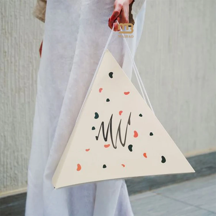 Кейтеринг на заказ Bento to Go Пирамидальная коробка для еды на вынос Крафт-торт Десерты Пастбище Бумажная пирамидальная коробка Упаковка для закусок