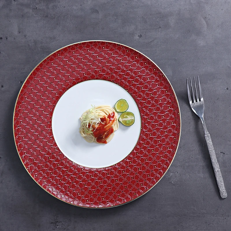 Обеденная тарелка цвета красного вина. Роскошная посуда. Обеденные тарелки с золотой оправой. Тарелка из костяного фарфора. Тарелка для закусок.