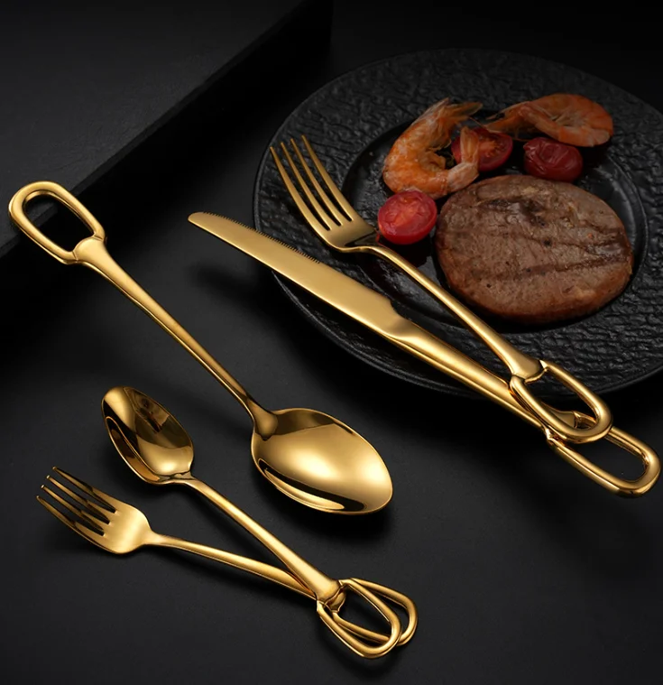 Золотой набор ножей и вилок. Вилка, ложка и нож. Столовые приборы. Высококачественные столовые приборы из нержавеющей стали.