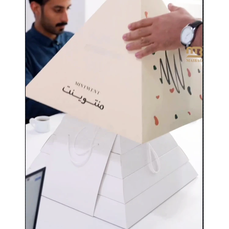 Кейтеринг на заказ Bento to Go Пирамидальная коробка для еды на вынос Крафт-торт Десерты Пастбище Бумажная пирамидальная коробка Упаковка для закусок