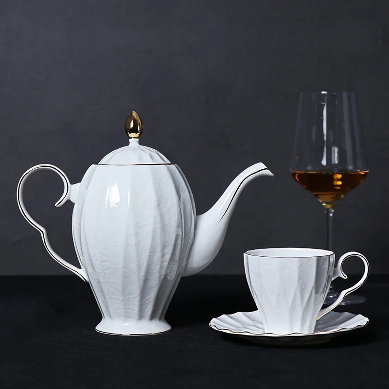 Кофейный сервиз из костяного фарфора Чайный сервиз из костяного фарфора Золотая наклейка Чайные чашки с блюдцами Высококачественная роскошь