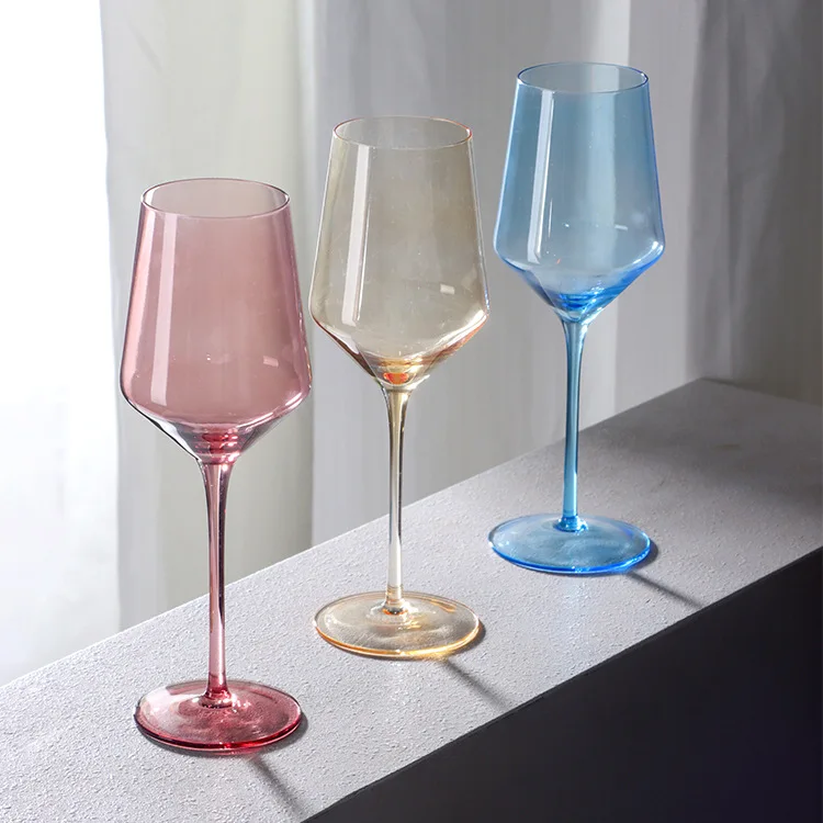 Набор цветных бокалов для вина на ножке из 6 стеклянных изделий. Роскошная разноцветная стеклянная посуда для свадьбы.