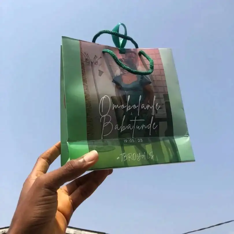 Бумажный пакет люксового бренда с принтом на заказ, оптовая продажа, простой белый бумажный пакет с вашим собственным логотипом, подарочная бумага, сумка для розничной торговли, сумка для переноски