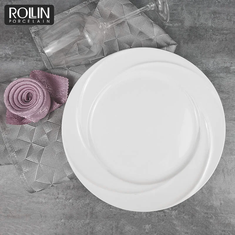 Набор фарфоровых керамических свадебных обеденных тарелок, используемых в отеле