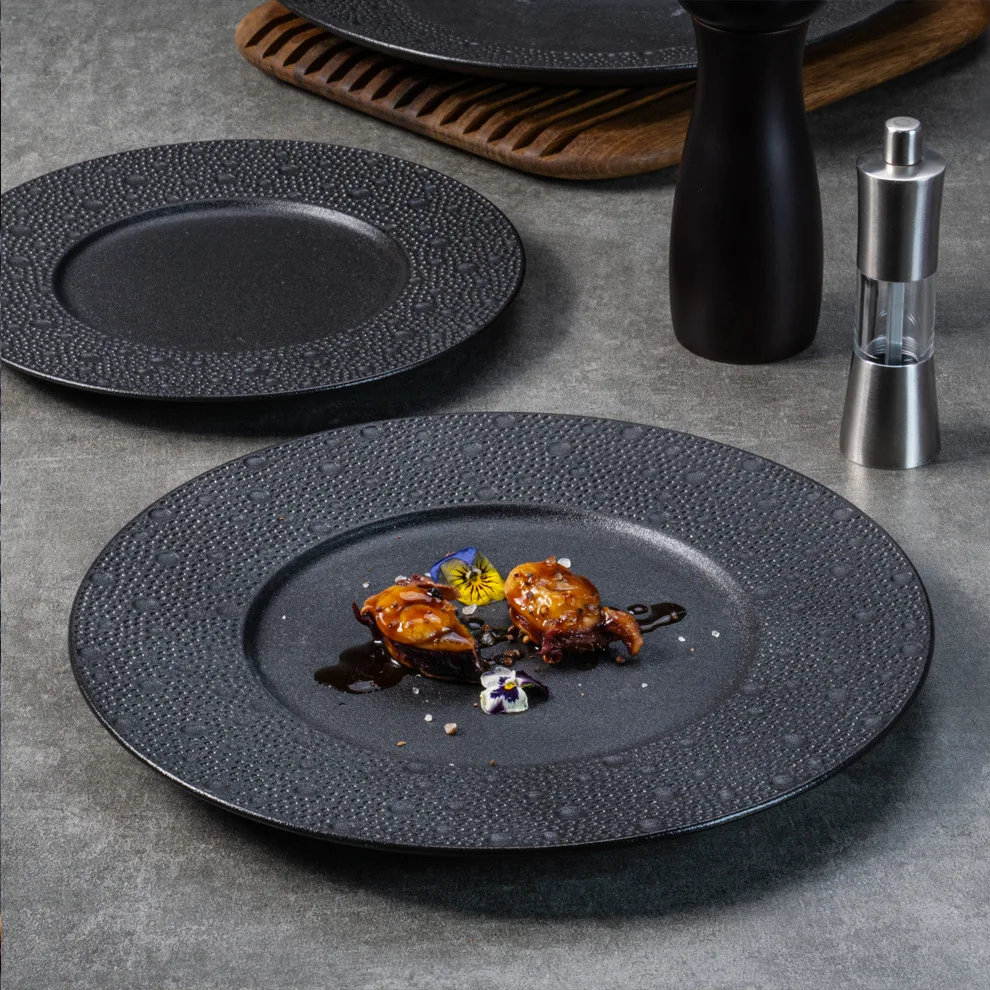 Посуда Блюда с черными тарелками Посуда с пунктирной текстурой Круглая керамическая тарелка, настраиваемая для свадебного банкета