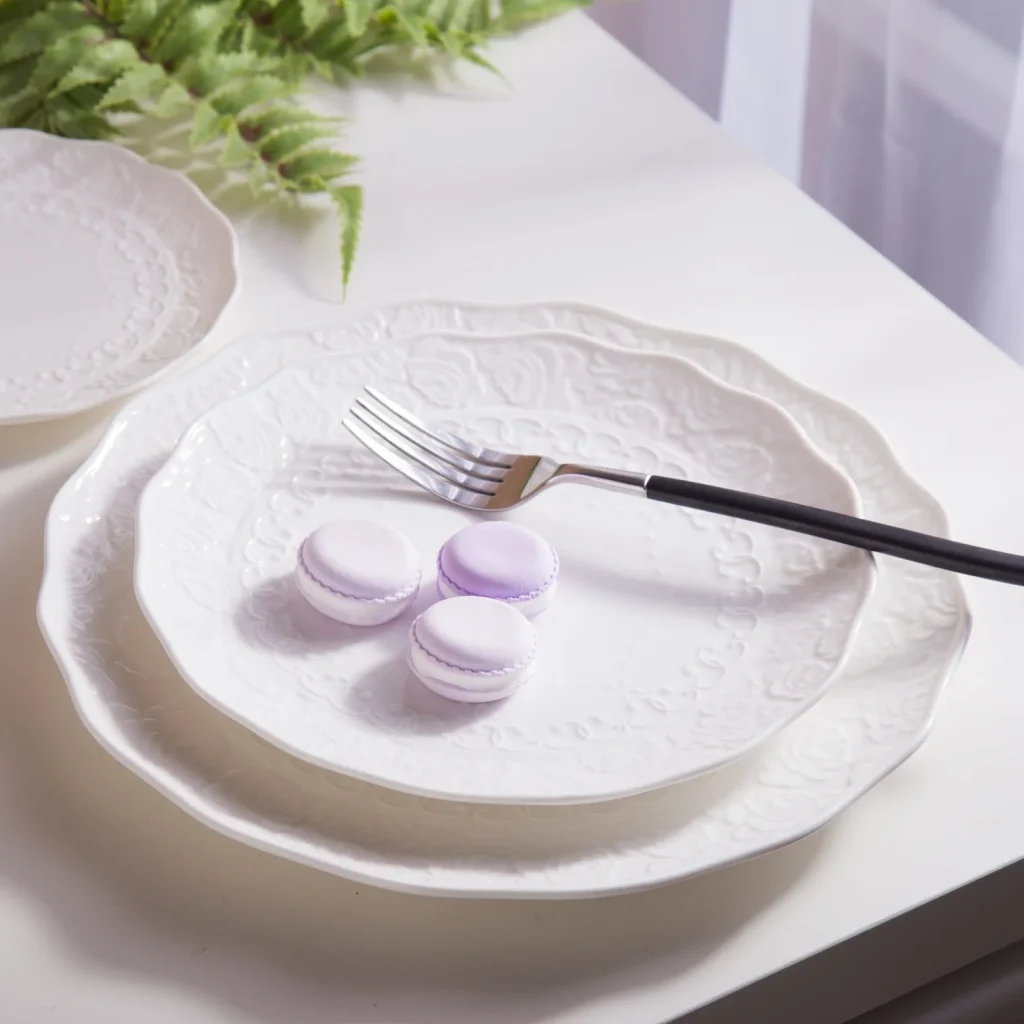 Роскошные белые фарфоровые тарелки с уникальными узорами, идеально подходящие для гостиничной или свадебной посуды.