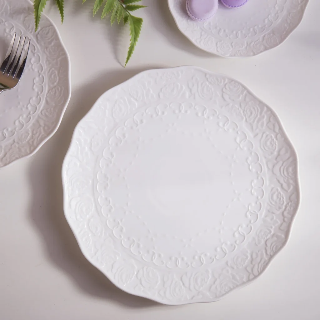 Роскошные белые фарфоровые тарелки с уникальными узорами, идеально подходящие для гостиничной или свадебной посуды.