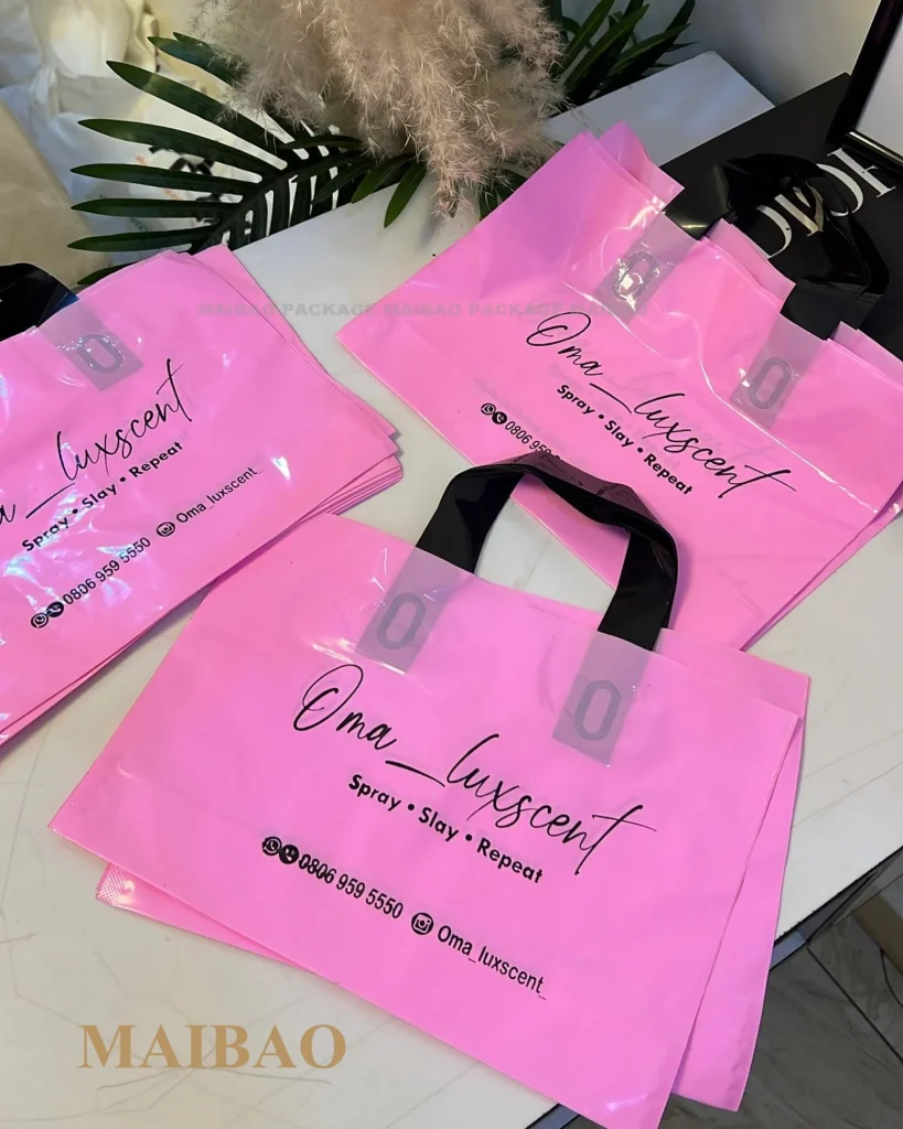 Изготовленная на заказ многоразовая пластиковая сумка для покупок, оптовая продажа, черные розничные пластиковые сумки для покупок, пластиковые пакеты с мягкими петлевыми ручками