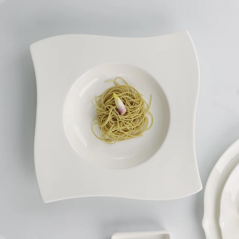 Нестандартная западная посуда Производство гостиничных керамических фарфоровых блюд и тарелок Тарелка для пасты Белая ресторанная тарелка