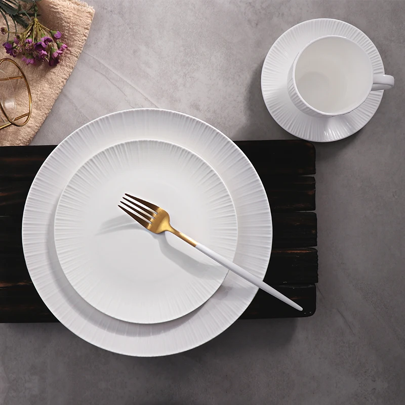 Легкий роскошный современный гостиничный набор столовой посуды из костяного фарфора, белый набор фарфоровой посуды для авиакомпаний, индивидуальный новый обеденный набор из тонкого фарфора