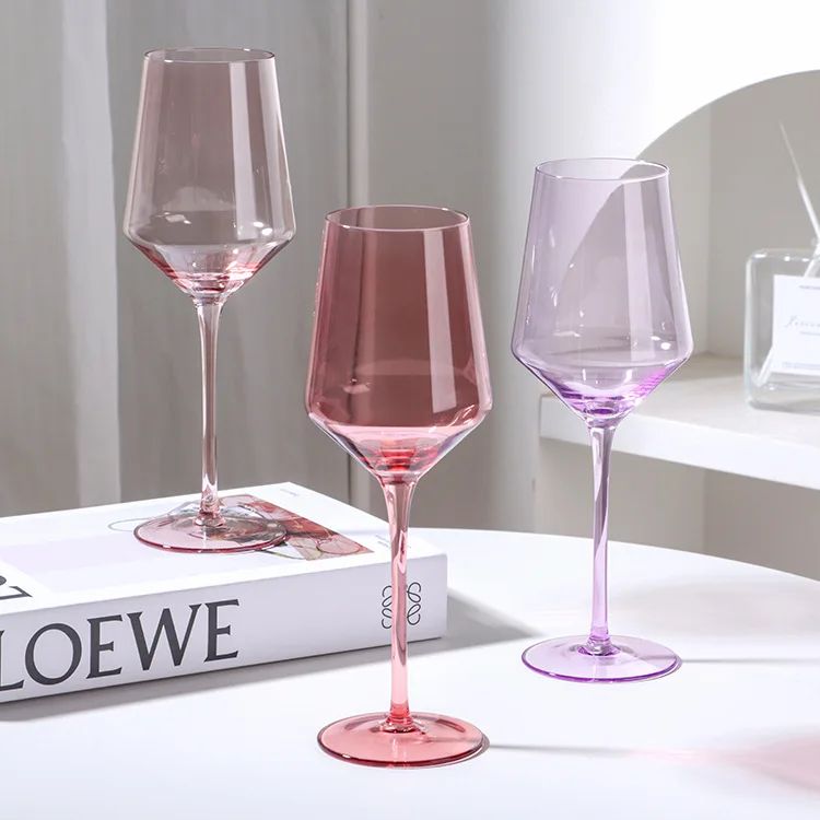 Набор цветных бокалов для вина на ножке из 6 стеклянных изделий. Роскошная разноцветная стеклянная посуда для свадьбы.