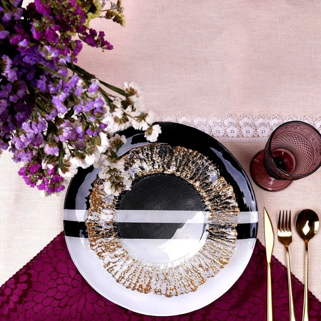 12-дюймовая стеклянная зарядная пластина с акцентом из черного золота для особых мероприятий и ресторанов