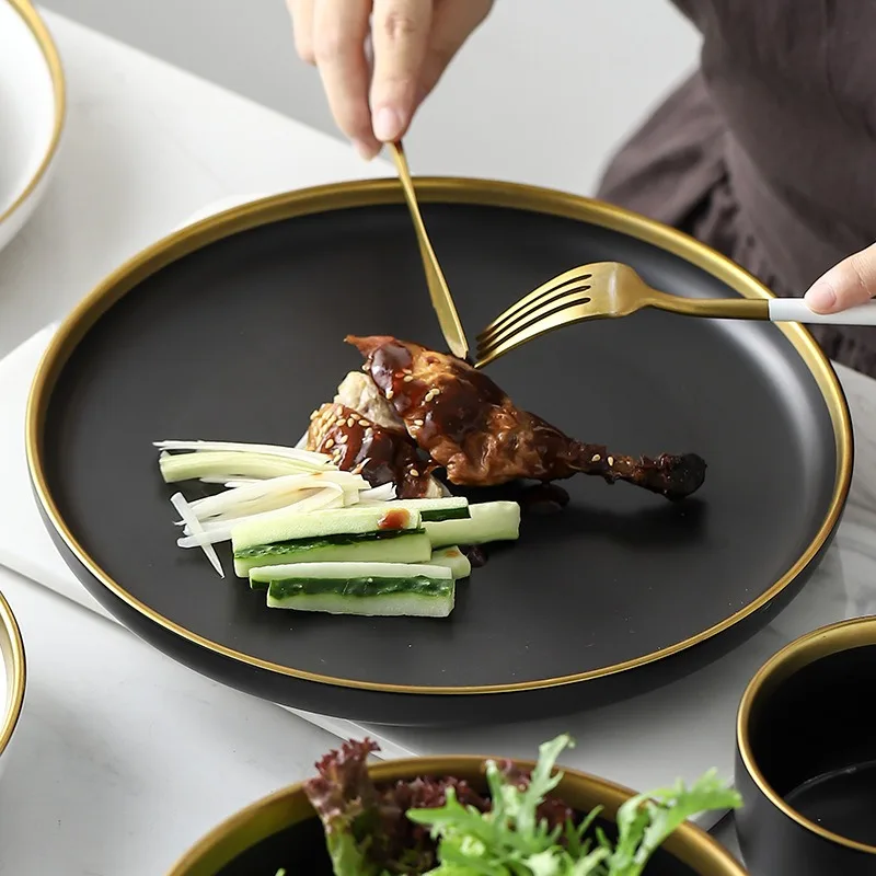 Оптовая продажа тонкого костяного фарфора, декоративный набор посуды для обеденного стола, зарядное устройство с золотой оправой, тарелки для свадьбы белого цвета