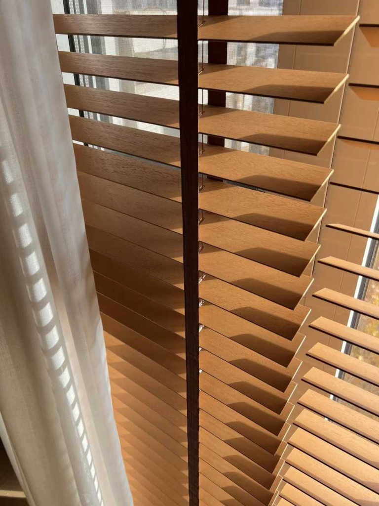 Εργοστασιακά Χονδρική Κατασκευάζονται σε Ειδικό Μέγεθος Μηχανοκίνητα Ξύλινα Βενετσιάνικα για Παράθυρα Υπνοδωμάτιο και Γραφείο