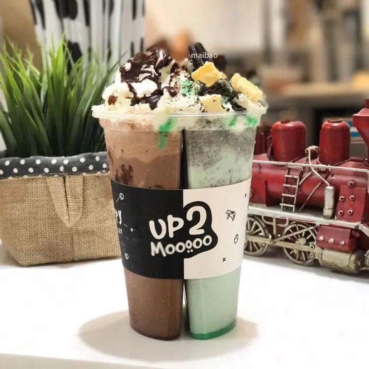 Напечатанные на заказ разделенные доли ПП ПЭТ Чашки для фруктового чая 24 унции 700 мл Чашки для чая с молоком Одноразовые пластиковые чашки для смузи с крышкой и соломинкой