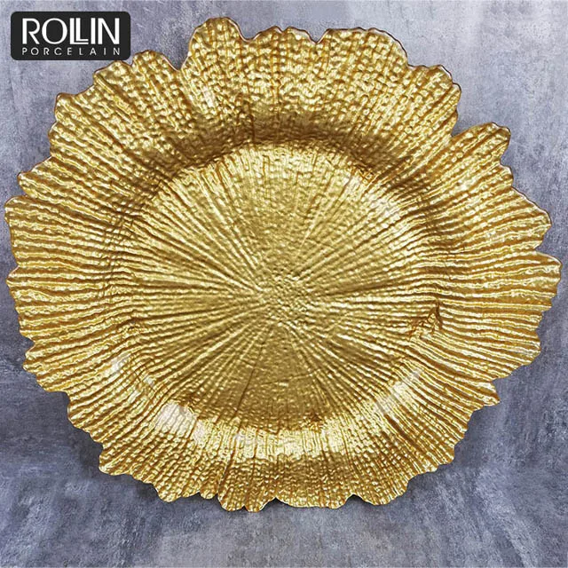 Свадебный банкет, украшение стола в ресторане, золотой заряд под тарелкой