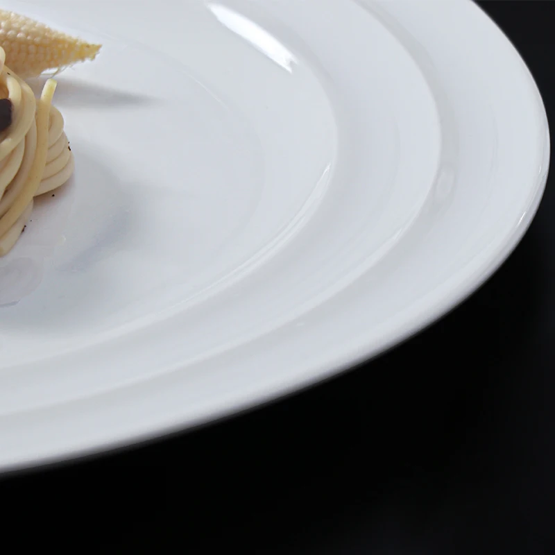 Поставки для отелей 18-дюймовая белая фарфоровая тарелка под глазурованной овальной тарелкой Керамические обеденные тарелки по индивидуальному заказу для ресторанов