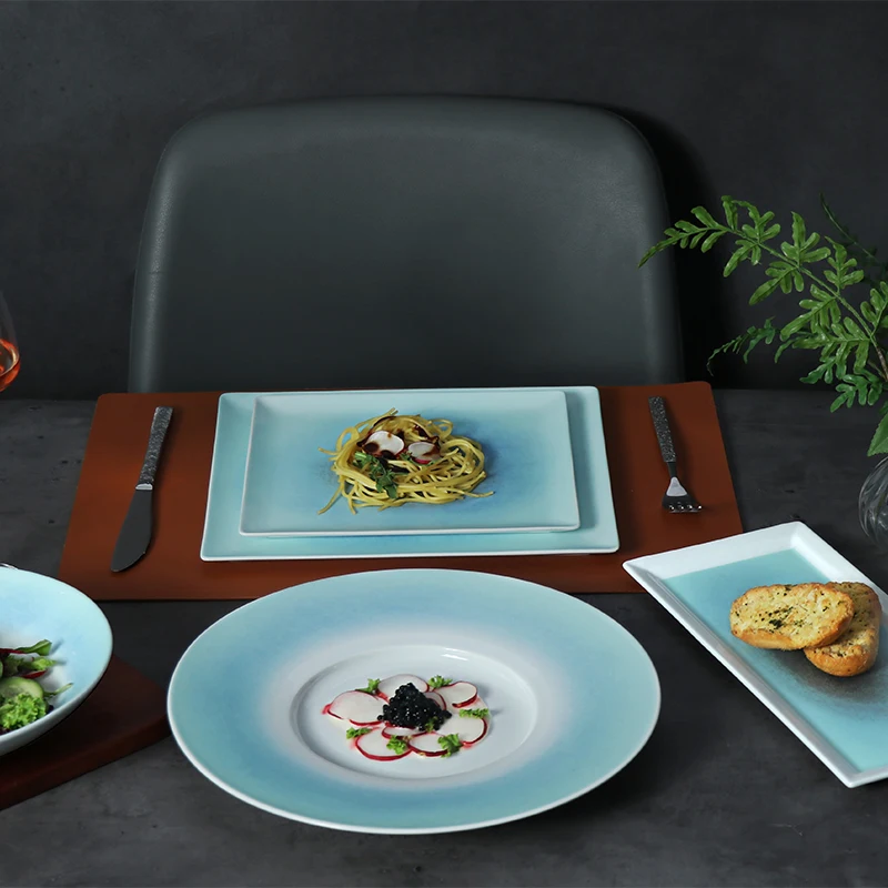 Посуда для ресторана и отеля Необычная керамическая фарфоровая посуда Обеденная тарелка с синим широким ободом из 12 предметов Керамический дешевый обеденный набор для отеля