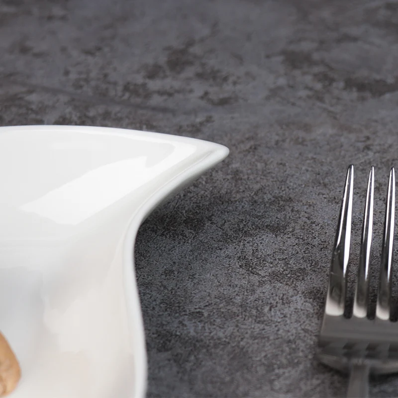 Белые фарфоровые тарелки для ресторана Треугольные 9-дюймовые керамические тарелки Необычные фарфоровые тарелки