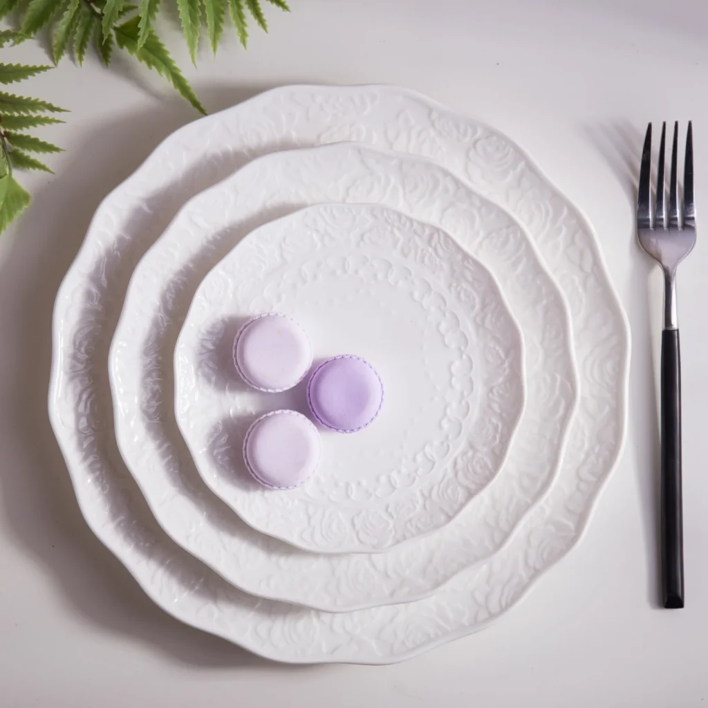 Роскошные белые фарфоровые тарелки с уникальными узорами, идеально подходящие для гостиничной или свадебной посуды.