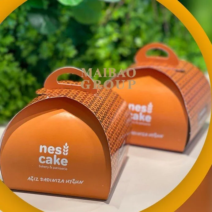 Индивидуальные персонализированные треугольные упаковочные бумажные коробки Рождественская белая коробка для тортов в кусочке с кусочкой для торта с мороженым с прозрачной крышкой