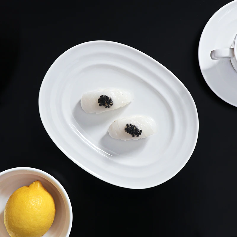 Поставки для отелей 18-дюймовая белая фарфоровая тарелка под глазурованной овальной тарелкой Керамические обеденные тарелки по индивидуальному заказу для ресторанов