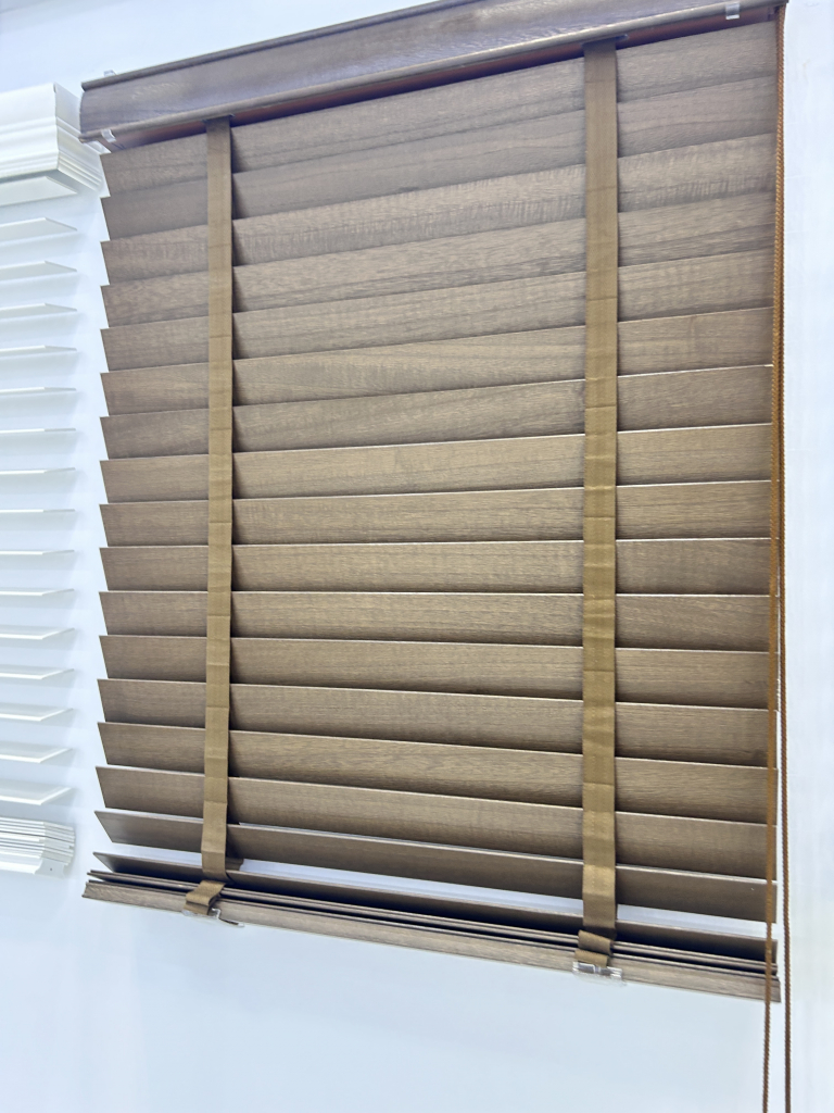 Εργοστασιακά Χονδρική Κατασκευάζονται σε Ειδικό Μέγεθος Μηχανοκίνητα Ξύλινα Βενετσιάνικα για Παράθυρα Υπνοδωμάτιο και Γραφείο